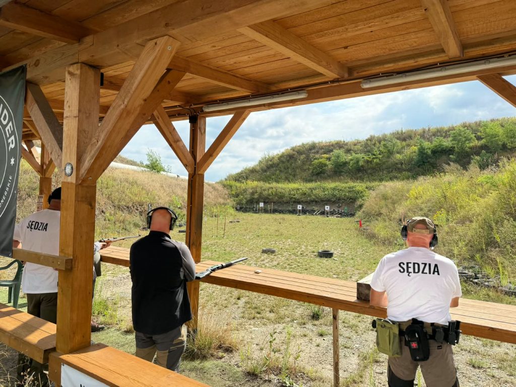 Uczestnicy wydarzenia ASY na strzelnicy